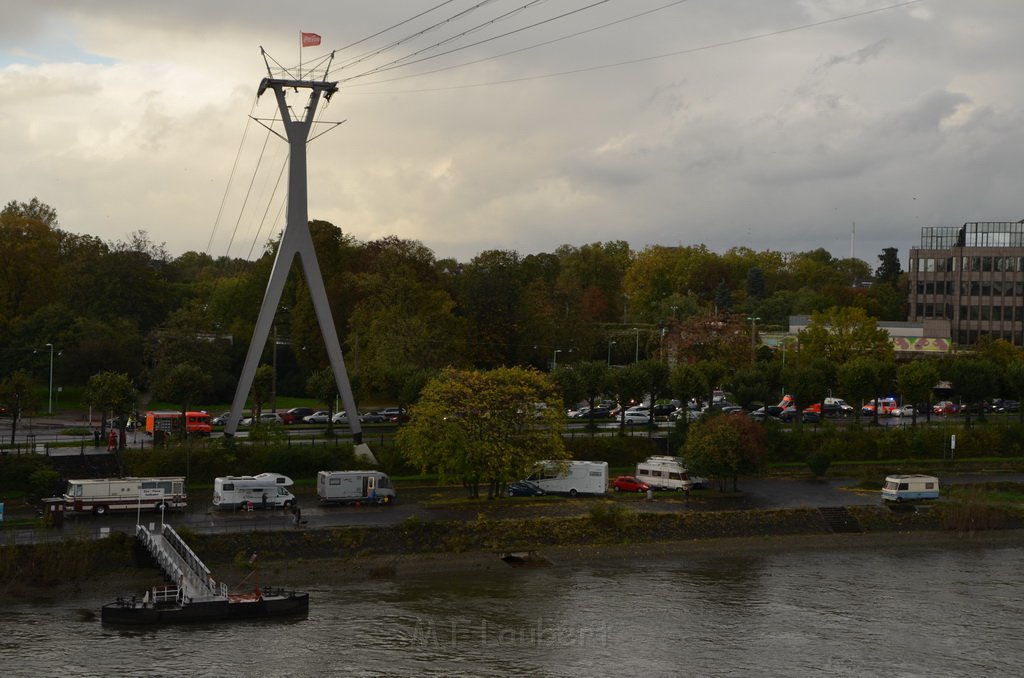 Einsatz BF Hoehenretter Koelner Seilbahn Hoehe Zoobruecke P2075.JPG